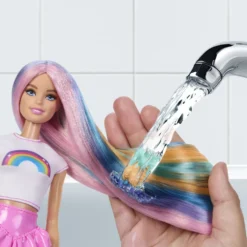 Barbie Muñeca Mechas Arcoíris con Melena Extralarga y 12 Accesorios para Peinarla