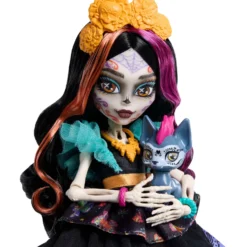 Monster High Muñeca Skelita Calaveras con Mascota Candelita y 7 Accesorios